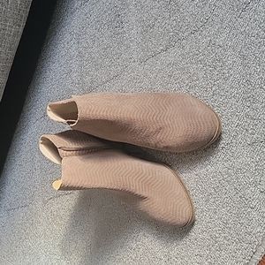 Lucky Brand tan suede booties, never been used🎉🎊 NWOT🎉